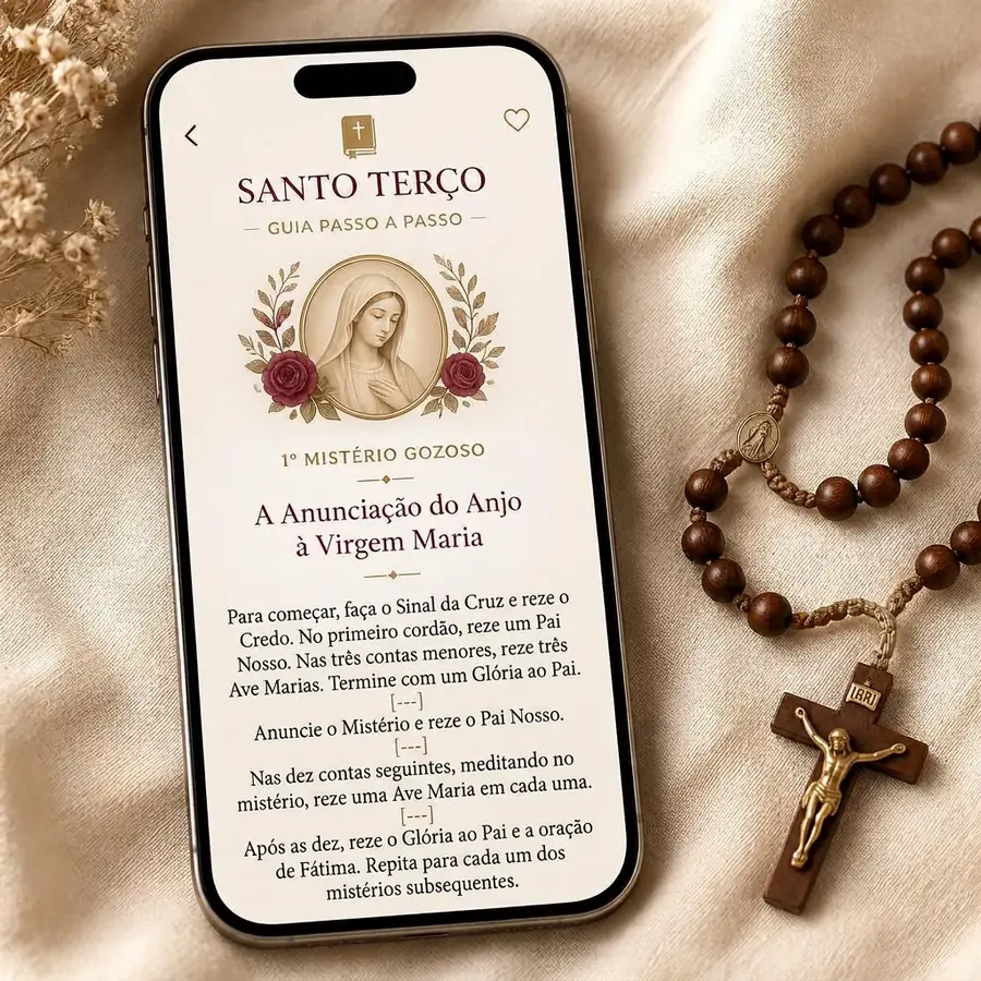 Ebook do Santo Terço completo exibido no celular ao lado de um terço de madeira